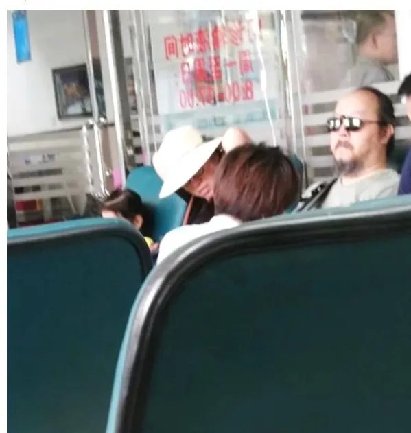 窦唯独自现身医院是怎么了?