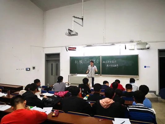 你怎么看待班长自费给全班买奶茶的暖心之举呢?