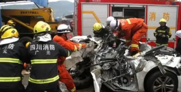 四川成雅高速发生交通事故,致3死3伤,该事故发生的原因都有哪些?