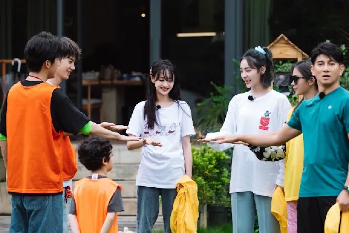 如何看待郑爽和张新成在综艺《奇妙小森林》中的互动?