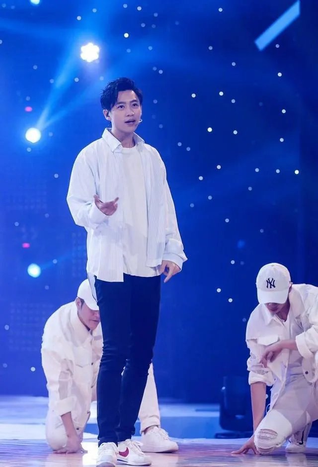 为什么魏晨那么低调，520结婚却热搜第一爆了？