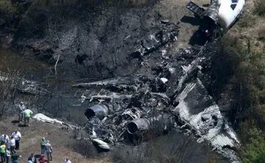 导致美国洛杉矶一架小型飞机坠毁的事故原因是什么？