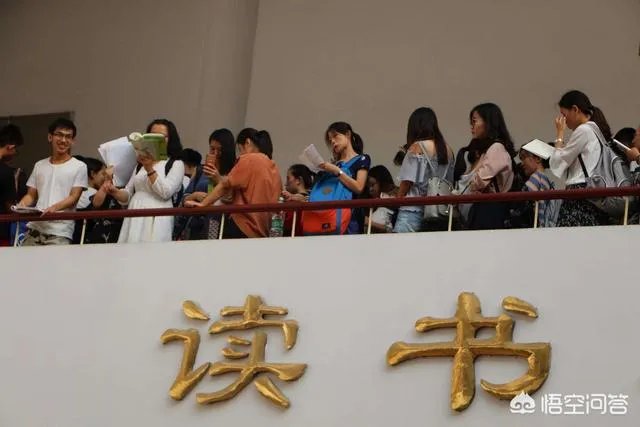 有人说考研如果考本校,对于专业科目中有些题目,本校的老师都会“透露”,作为别校的学生该怎么办,如何才能知道复习点?