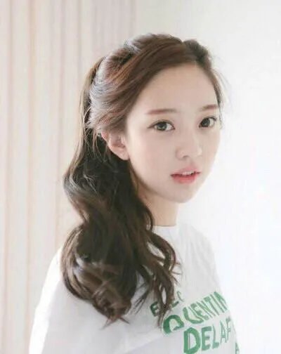 有没有绑马尾的美女照片做手机壁纸？