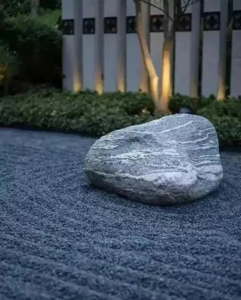 庭院里的这一方石头，历经千年，大有讲究