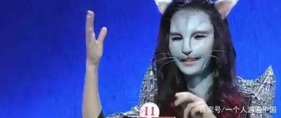 在非诚勿扰中，那个无人敢牵手的“猫脸”化妆师，素颜长成怎么样？