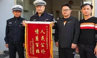 警民连闯7个红灯救助昏迷女童，到底什么情况？
