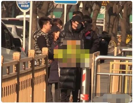 贾乃亮参加春晚审查助理怎么还提着药？