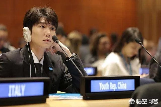 王源公共场合吸烟,注定会被其他两个小伙伴甩开吗?你们怎么看?