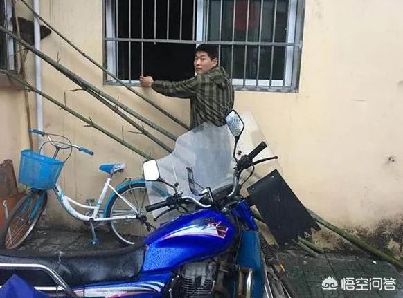 如何看待湖北一民宅失火,辅警徒手掰开防盗窗,成功救出一家人?