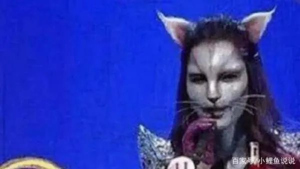 在非诚勿扰中，那个无人敢牵手的“猫脸”化妆师，素颜长成怎么样？