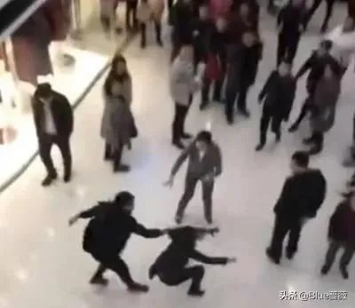 如何看待孕妇被导购员扇耳光，丈夫殴打导购员这件事？