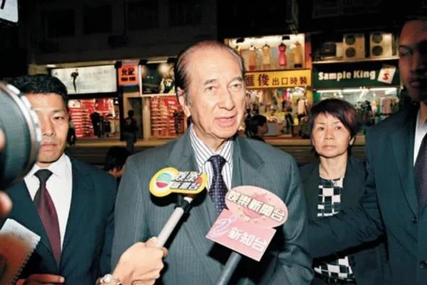 赌王何鸿燊一生荣华享尽，为什么大太太黎婉华却一生坎坷？