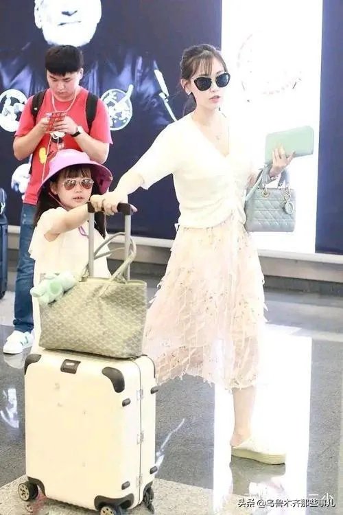 妈妈去世的时候这一个女孩也是出席了葬礼为王宝强的母亲披麻戴孝