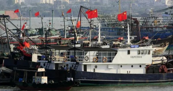 中国渔船在韩国西部海域沉没，7人失踪，事故发生的原因是什么？