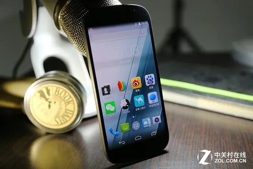 找回黑白年代 墨水屏手机YotaPhone2体验