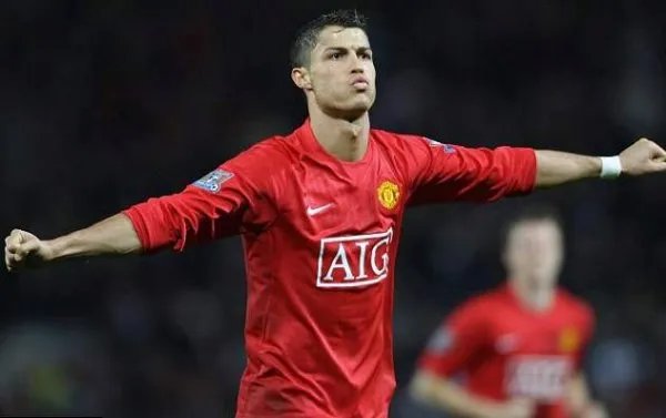 C罗的母队不是葡萄牙体育吗?怎么又说他属于曼联青训?