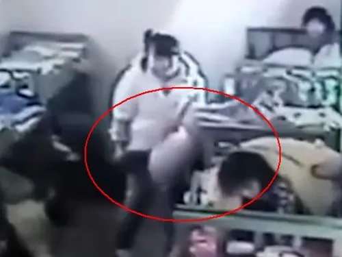 蛇蝎心肠女子拉下幼童致头着地  其母暗察明访后大吃一惊！