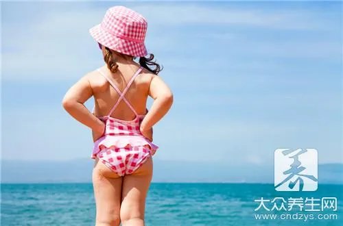 平胸怎么穿泳衣