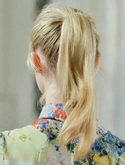 有没有绑马尾的美女照片做手机壁纸？