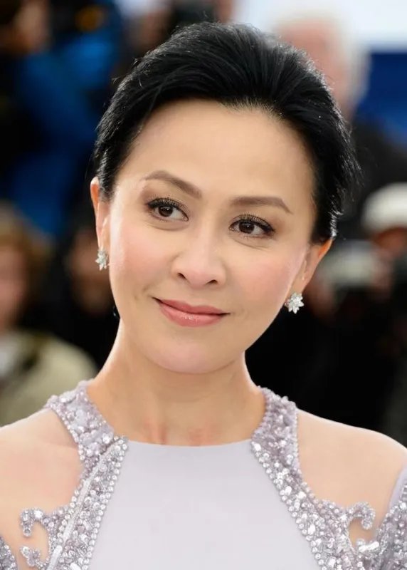 刘嘉玲晒和章子怡的合影，豪带5万元耳环，她隐退后的生活过的如何？