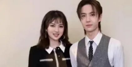 张雨绮工作人员晒出和王一博的合影，这是追星成功了吗？