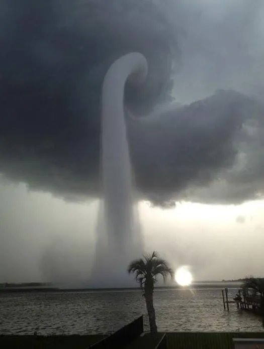 广东海边现龙吸水奇观,水柱窜云霄,是什么形成了这一奇观?