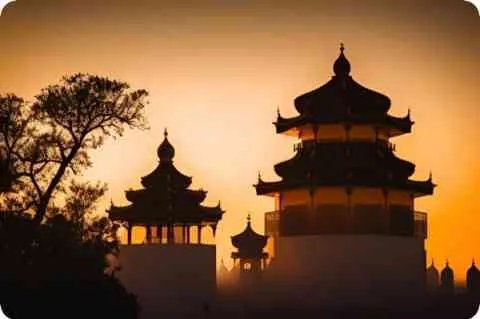 日色已尽花含烟，月明欲素愁不眠。原文_翻译及赏析