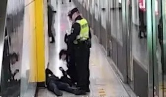 小伙同时打两份工,站着睡着摔倒受伤,从此事中透露出了什么?