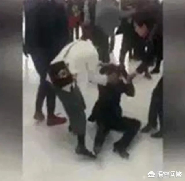 如何看待孕妇被导购员扇耳光，丈夫殴打导购员这件事？