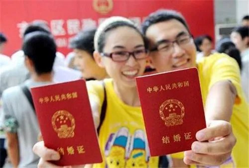 2018新婚姻法规定领取结婚证年龄  领取结婚证需要注意什么