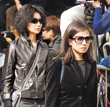 张国荣葬礼直播现场哭声一片 出殡现场百位大牌明星哀悼