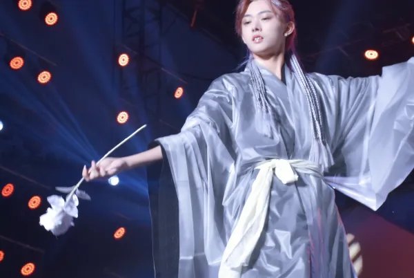 国风节演员掉下舞台后走回舞台继续表演，你如何看待此事？