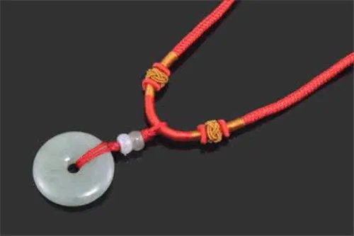 红绳项链编法图解 戴红绳寓意什么