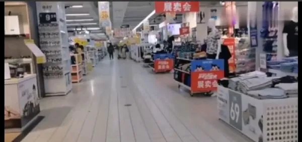 家乐福员工猝死用伞遮住继续营业是怎么回事?