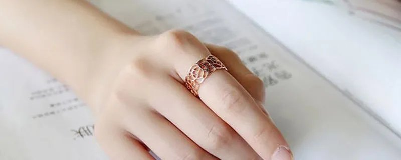 戒指带中指怎么说