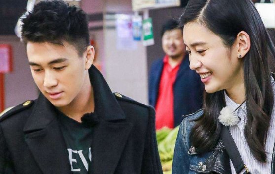 赌王刚死,何猷君的微博认证身份已改,这么急于修改个人身份说明了什么?