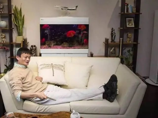 马云现代风格的工作办公室，居然比自家园林风豪宅还酷