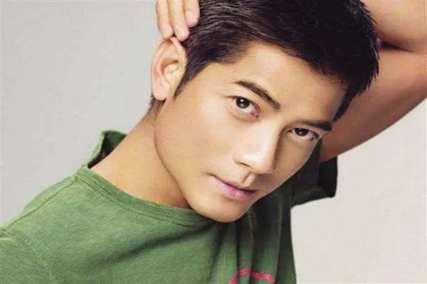 港媒曝郭富城养岳父母月费10万，城嫂方媛为何不养父母？