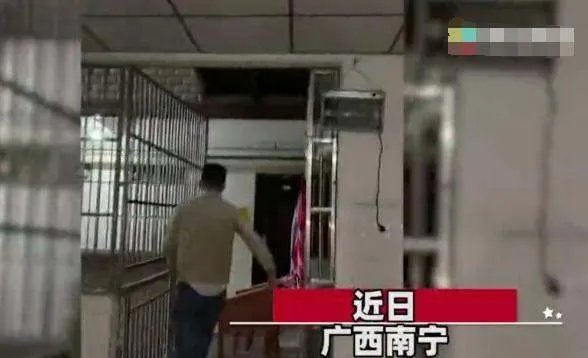 女子床下有手机震动，一看发现躲了个陌生男！后来怎样了？