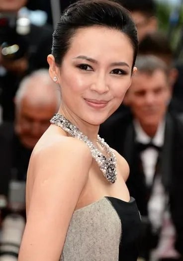 刘嘉玲晒和章子怡的合影，豪带5万元耳环，她隐退后的生活过的如何？