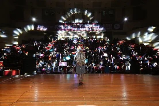 杭州的她的歌词