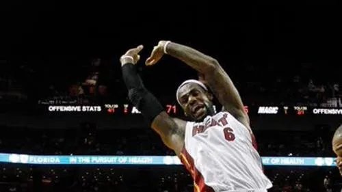 詹姆斯假摔收到警告