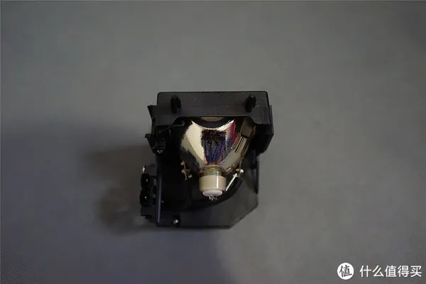 换投影仪灯泡很难吗?我们来试试