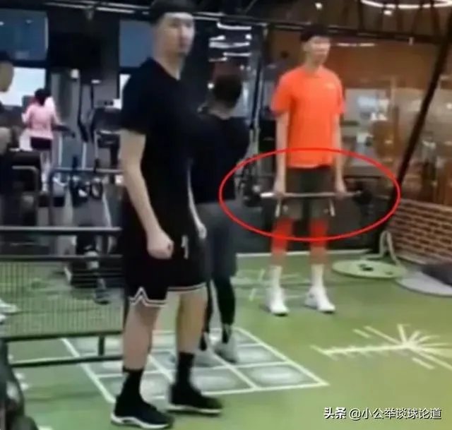 世界杯后周琦首次现身,健身房训练上肢力量,杠铃却像芦柴棒遭网友嘲讽,你怎么看?