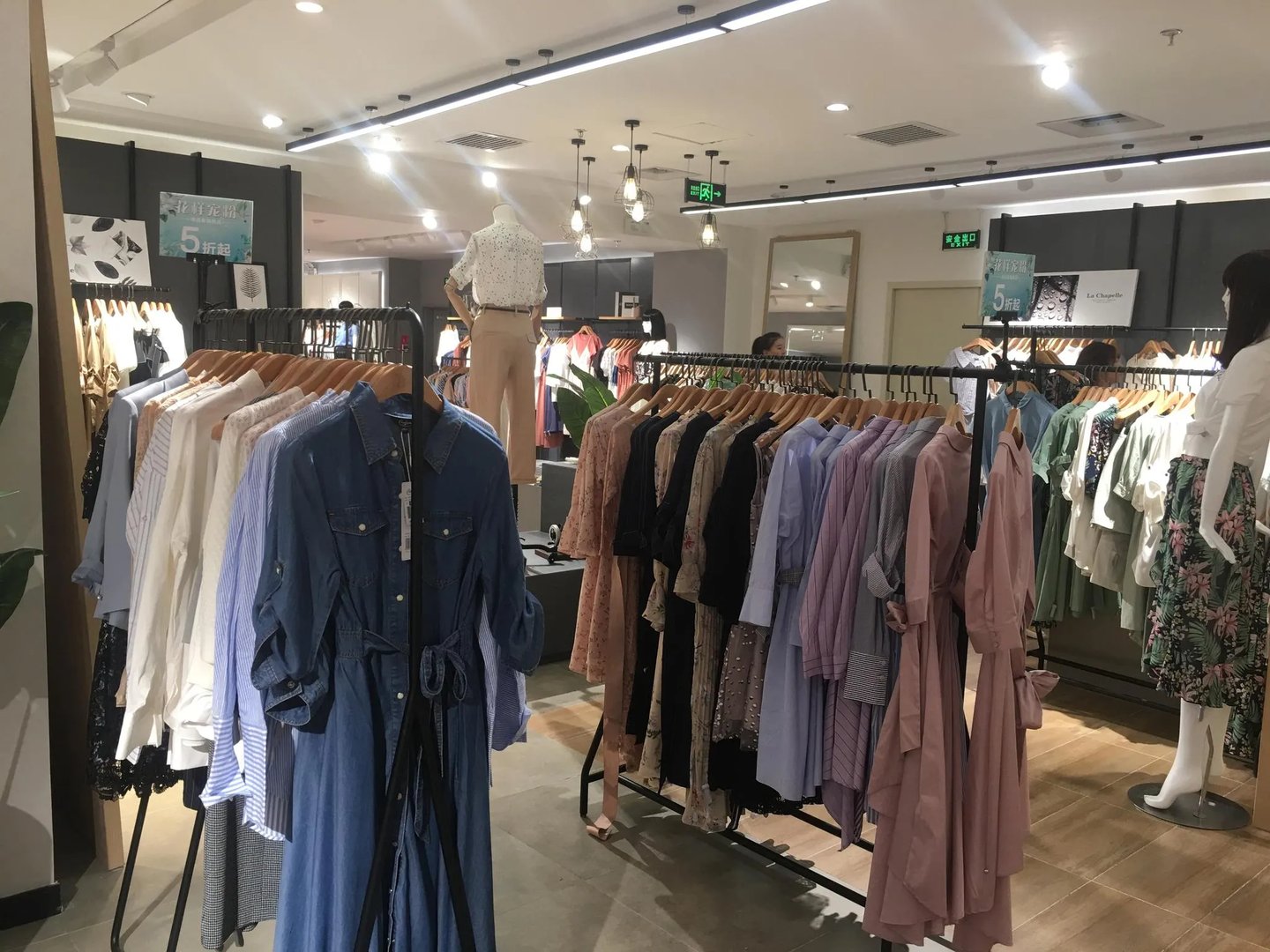 拉夏贝尔3年市值蒸发百亿，疑似故事面临退市风险？