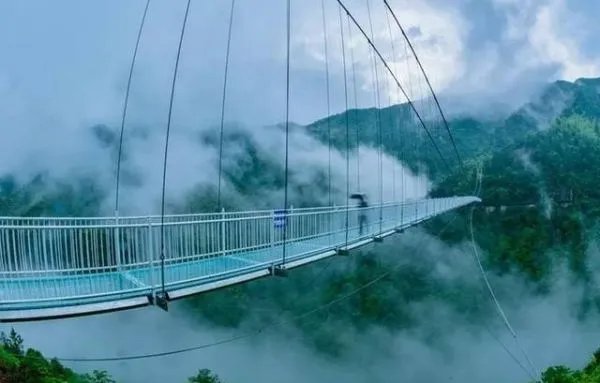 近日玻璃栈道面临“全国大封杀”，这到底是什么缘故？