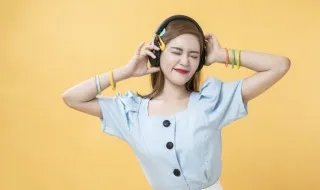 快乐的时候说分手歌词 你说分手快乐是什么歌