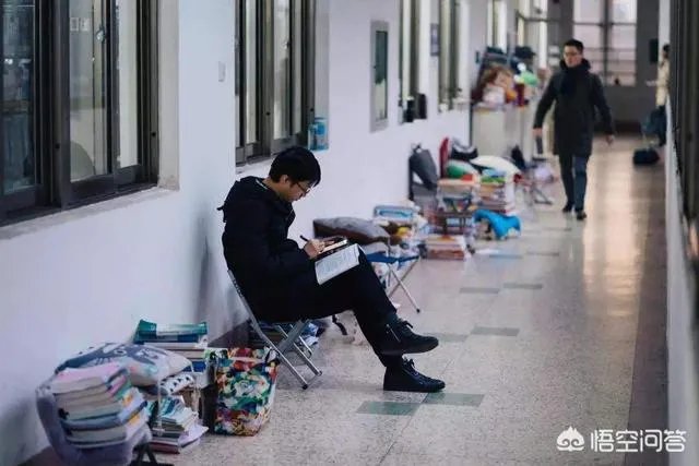 有人说考研如果考本校,对于专业科目中有些题目,本校的老师都会“透露”,作为别校的学生该怎么办,如何才能知道复习点?