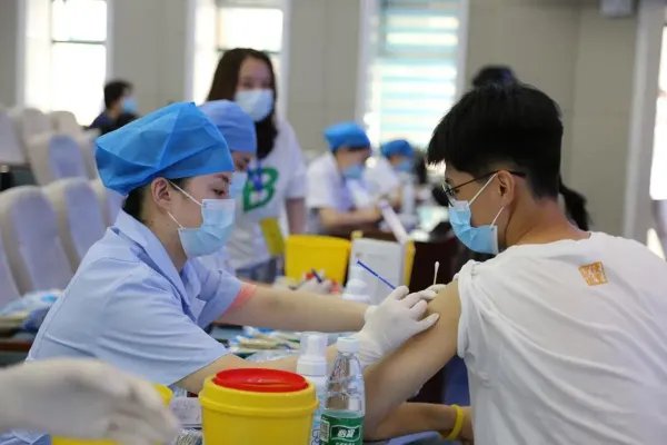 曾光称,疫苗最重要不是看保护率,是接种率,国外和国产疫苗该怎么选?